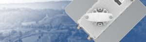 Afbeelding van een sfeerbeeld op Ligowave.nl waarop een Outdoor Access Point te zien is die boven een buitengebied hangt en een onderdeel is van een PtP verbindingen van LigoWave die zorgt voor snel internet in het buitengebied.
